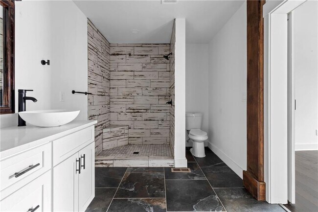 Building Photo - 610 Madola Rd