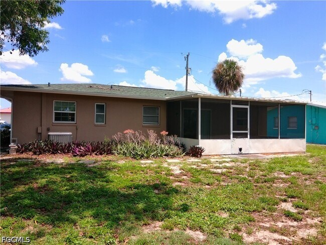 Building Photo - 893 Iris Dr