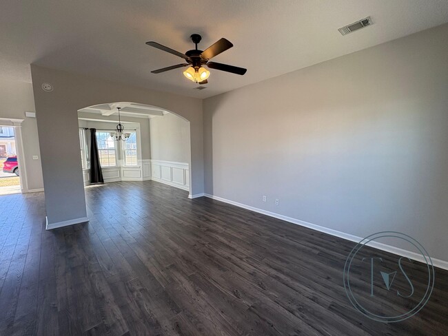 Building Photo - **RATE DROP ALERT (Was $2600/month)!**