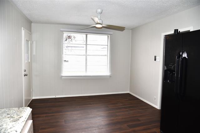 Building Photo - 900 W Chestnut St