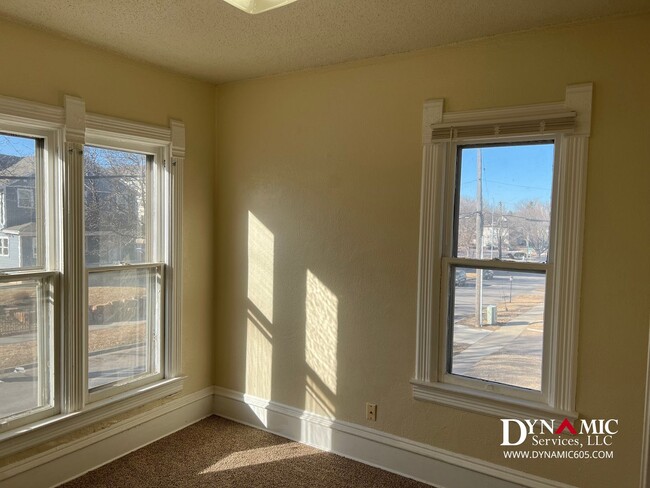 Building Photo - Remodeled 3 Bed / 1 Bath Remodeled Queen Anne Duplex – Downtown Sioux Falls