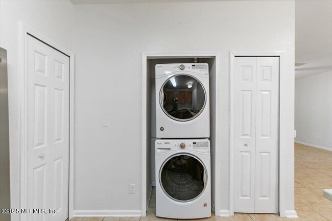 Building Photo - 2875 Golden Lake Loop