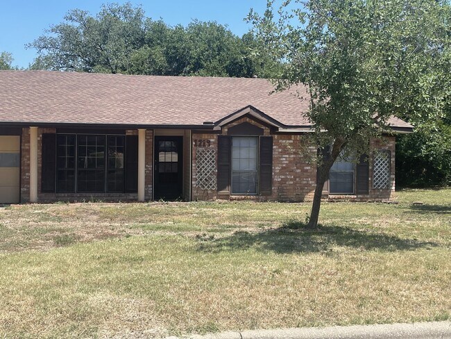 Building Photo - 1219 Neal Pickett Dr