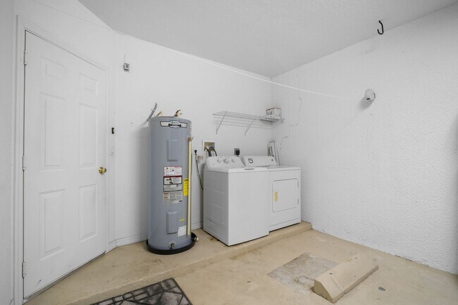 Building Photo - Charming 2-bedroom, 2.5-bathroom townhome ...