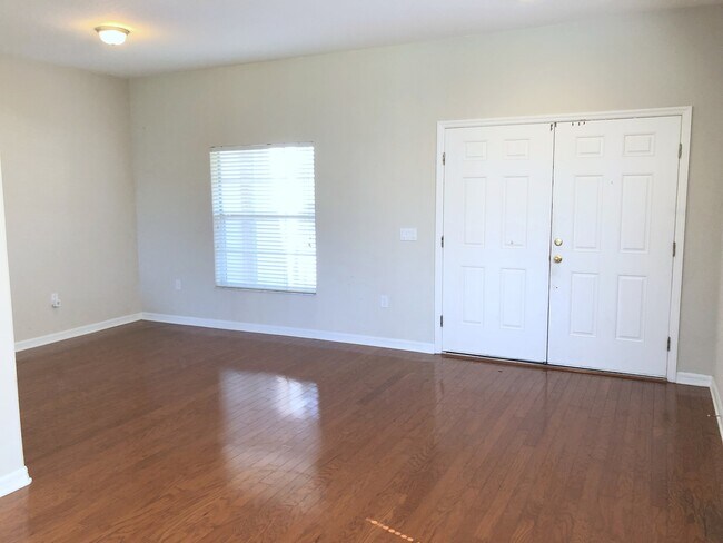 Building Photo - Beautiful 4 bedroom/3 bathroom Home