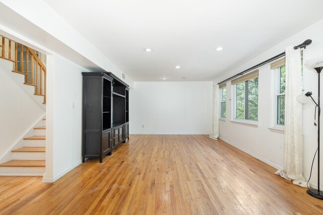 Building Photo - 743 10th St