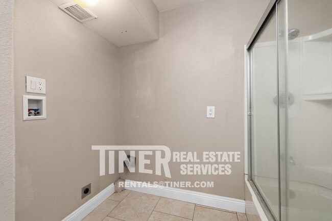 Building Photo - 4281 Silver Dove Way