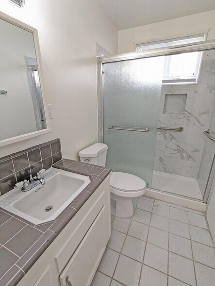 Building Photo - 1130 S Clark Dr