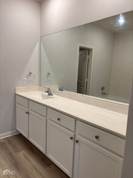 Building Photo - 10494 Sweetwater Creek Dr