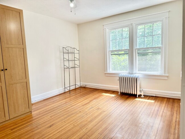 Building Photo - 4 Bed + 2 Bath - Pets Welcome! Parking!
