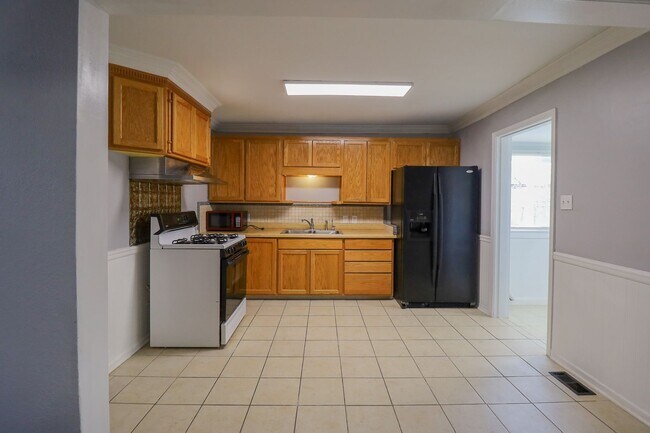 Building Photo - AVAILABLE NOW | VOUCHERS WELCOMED | 4 Bed | 2 Bath | West Tulsa