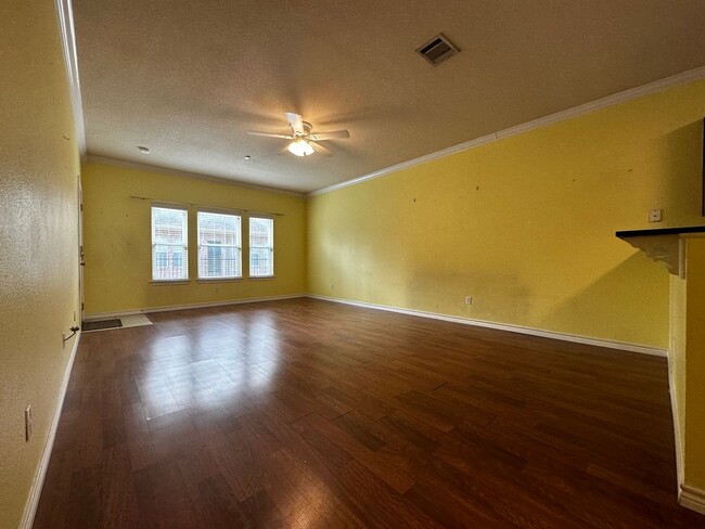 Building Photo - Spacious 2/2 Condo Minutes from Campus and...