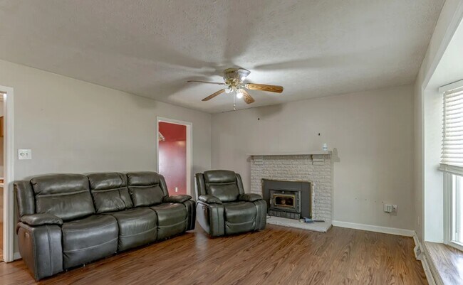 Building Photo - El Rancho