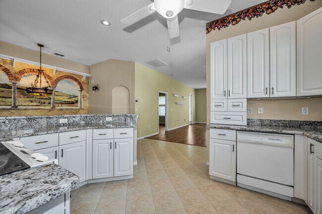 Building Photo - Beautifully Updated Villa