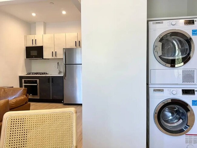 Building Photo - 253 DeKalb Ave