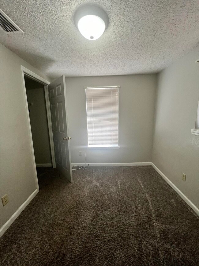 Building Photo - 1614 Lonnie Rd