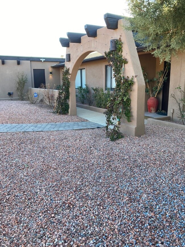 Building Photo - Gorgeous, modern, remodeled, furnished ren...