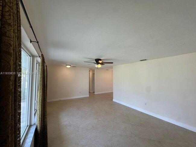 Building Photo - 18600 SW 97th Ave