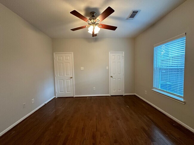 Building Photo - 9210 Memorial Grove Dr