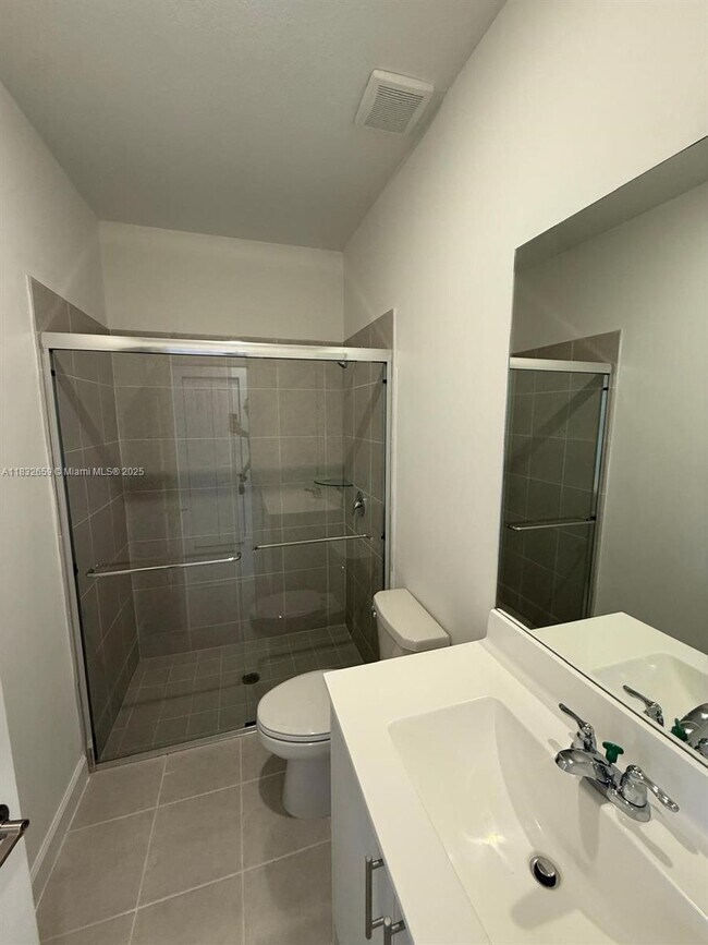 Building Photo - 2942 SE 23rd Ave