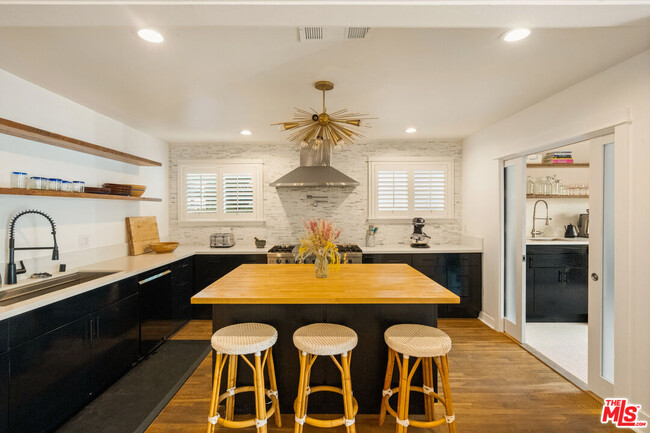 Building Photo - 6031 Mesa Ave