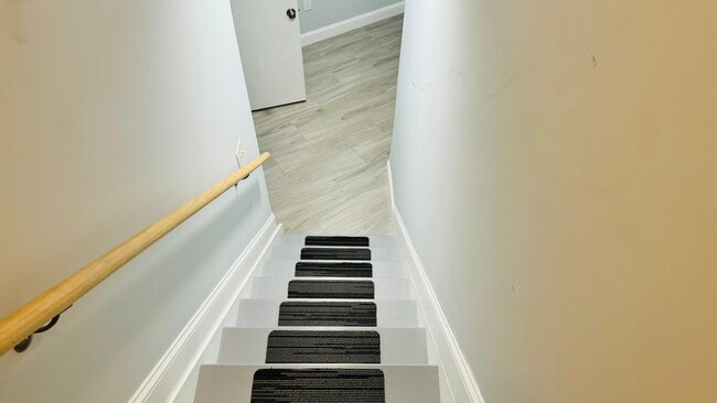 Building Photo - 96 Old Pascack Rd