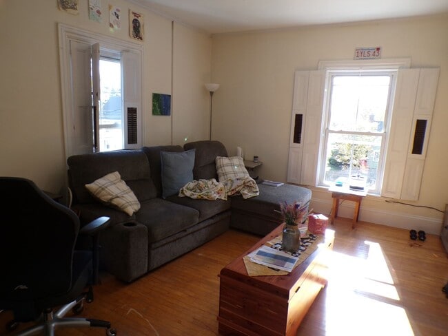 Building Photo - 205 Main St