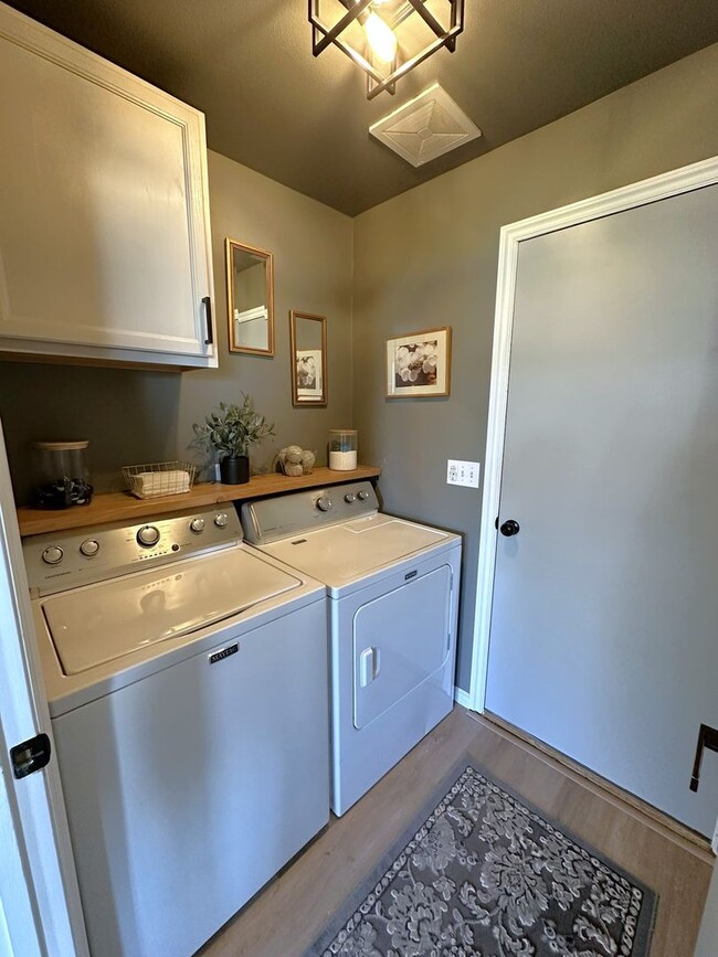 Building Photo - Beautiful 3/2 Home With Backyard Oasis!