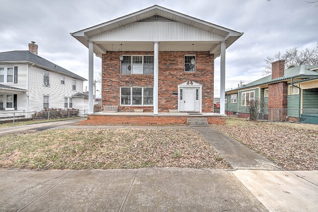 Building Photo - 424 W Maple St
