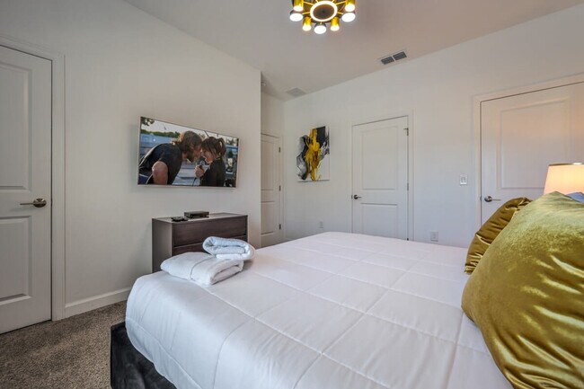 Building Photo - 5047 Windermere Ave