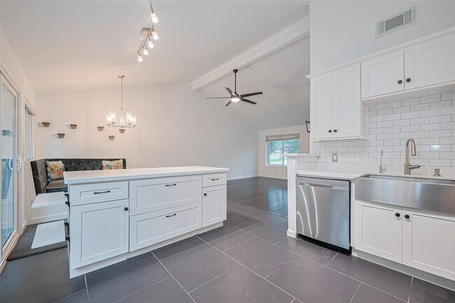 Building Photo - 3407 Hillstone Dr