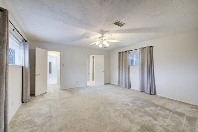 Building Photo - 8730 Cedarspur Dr