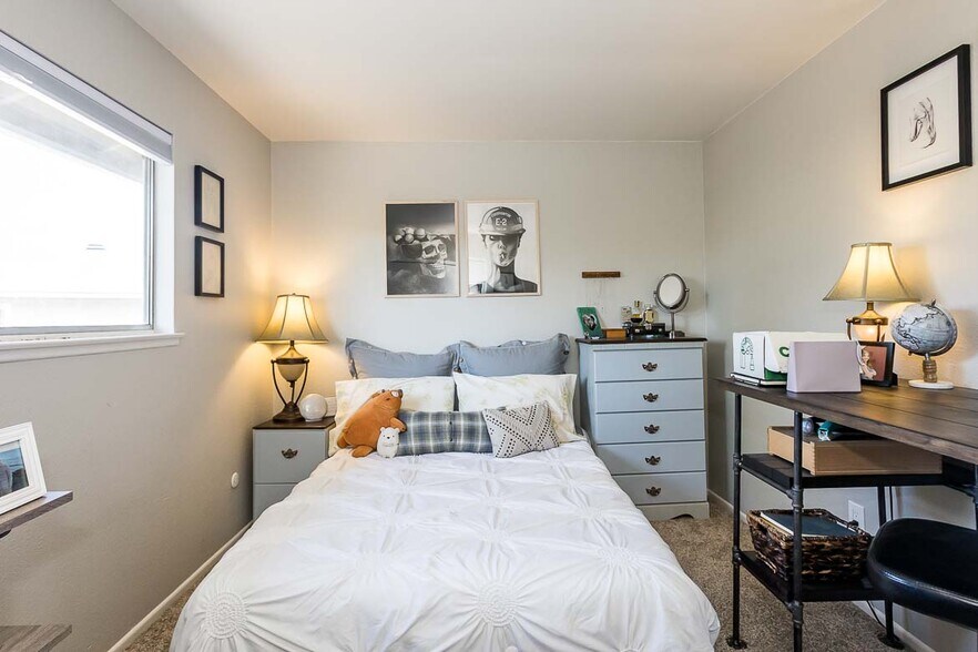 Building Photo - 1750 Prefumo Canyon Rd