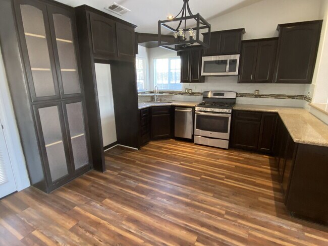 Building Photo - 4 Bed, 2 Bath beautiful home with pool