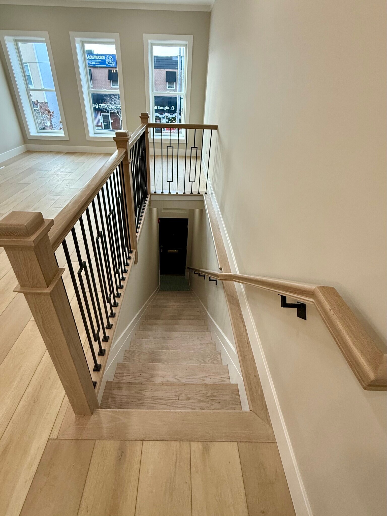 Building Photo - 906 Main St