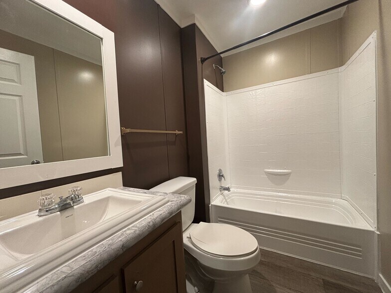 Building Photo - 118 E Semands St