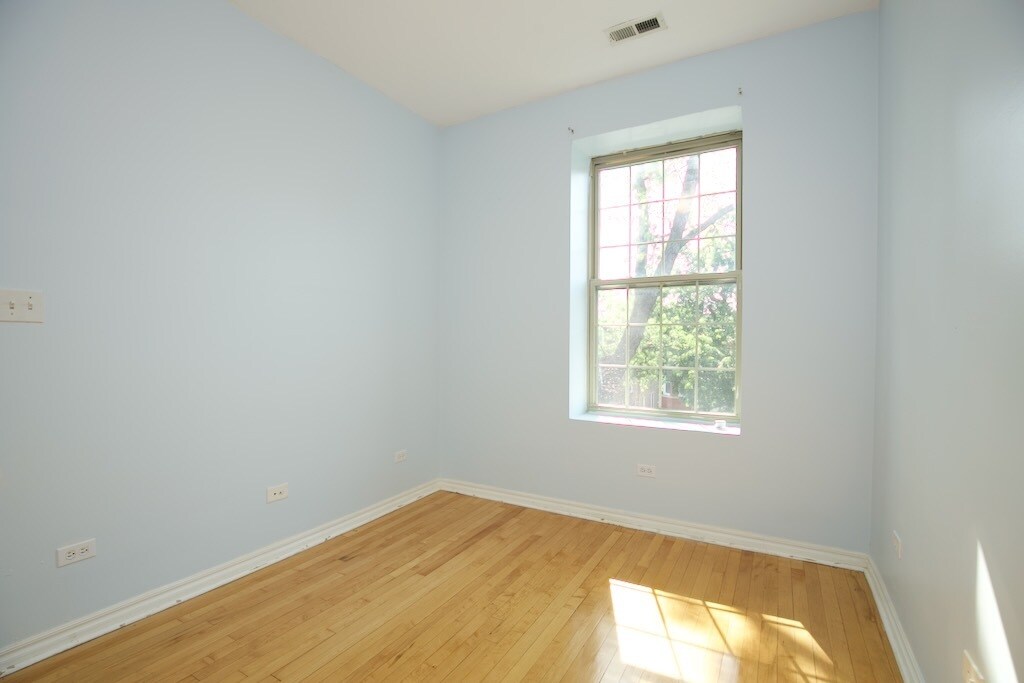 Building Photo - 2531 N Kildare Ave