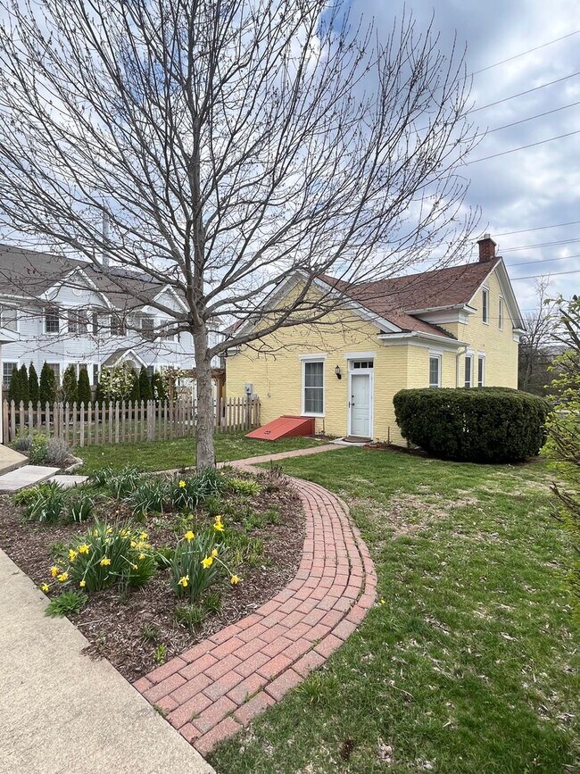 Building Photo - Premium location!  Downtown 3BR 2.5BA with 2 car garage