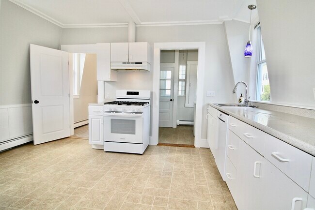 Building Photo - 2 Forest St