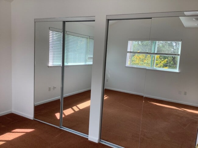 Building Photo - Updated 2 bedroom, 2 1/2 bathroom townhouse in downtown Sebastopol