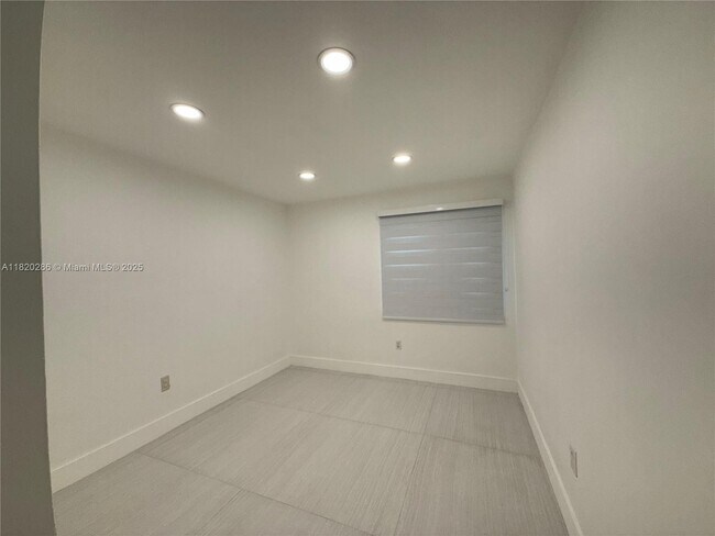 Building Photo - 9405 Fontainebleau Blvd