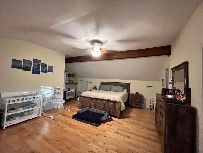 Building Photo - Spacious home with large yard & Detached G...