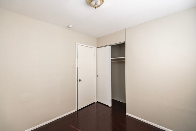 Building Photo - Lovely 3 Bedroom 1 Bathroom Home