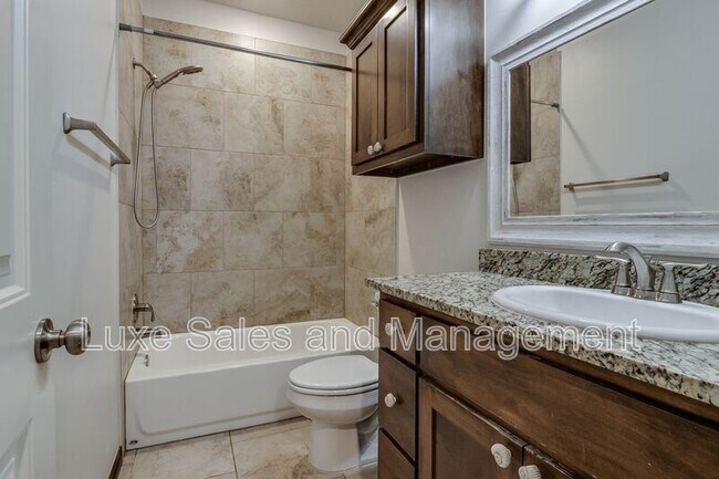 Building Photo - 2200 Alta Vista Ln