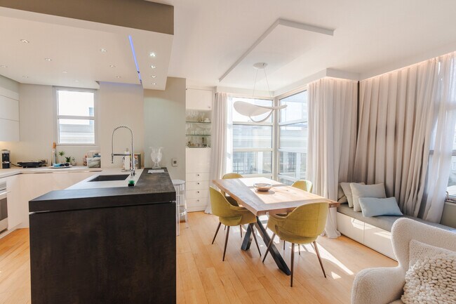 Building Photo - 1800 Washington St