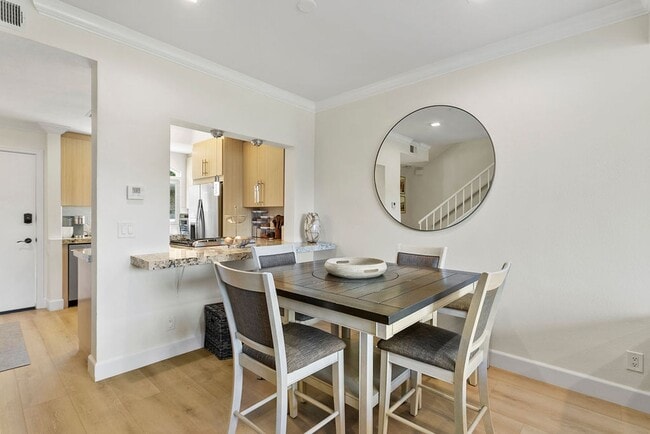 Building Photo - Beautifully Updated 2 Bed/2 Bath Condo with Views!