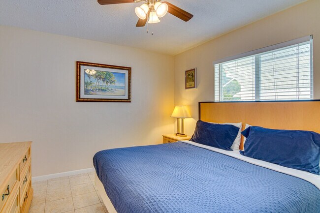 Building Photo - 412 NE 4th Ave