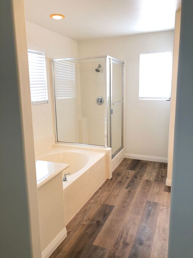 Building Photo - CHARMING 3 BR/2.5 BATH  " TWELVE PICKET LA...