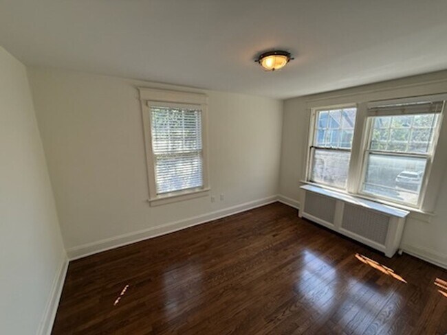 Building Photo - *DREAM LOCATION* 6BR Completely Renovated Duplex