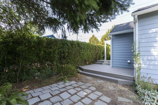 Building Photo - Charming Two Bedroom Haven in SE Portland!
